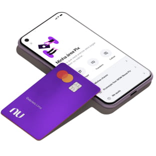 Imagem de um celular com a tela do aplicativo aberta e de um cartão físico de cor roxa do Nubank em fundo branco.