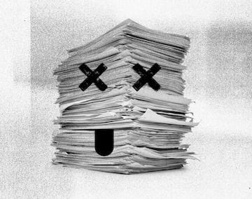 Pilha de papel com dois X nos olhos e uma língua caída em preto e branco e aparência de impressão antiga em fax